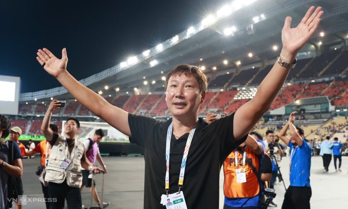 HLV Kim Sang-sik vỗ tay cùng khán giả, sau trận Việt Nam thắng Thái Lan 3-2 ở chung kết SEA Games trên sân Rajamangala, thành phố Bangkok, Thái Lan, tối 18/12/2025. Ảnh: Hiếu Lương