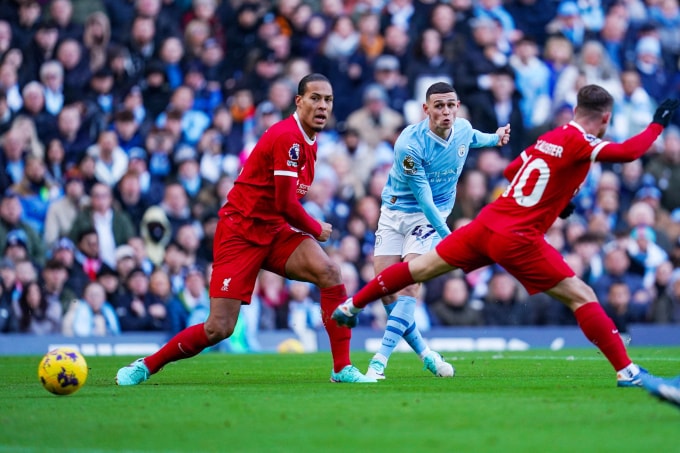Tiền vệ Man City Phil Foden dứt điểm trong trận hòa Liverpool 1-1 ở vòng 13 Ngoại hạng Anh ngày 25/11/2023. Ảnh: AFP