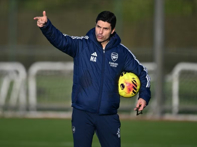 HLV Mikel Arteta chỉ đạo buổi tập của Arsenal ngày 19/12. Ảnh: Arsenal FC