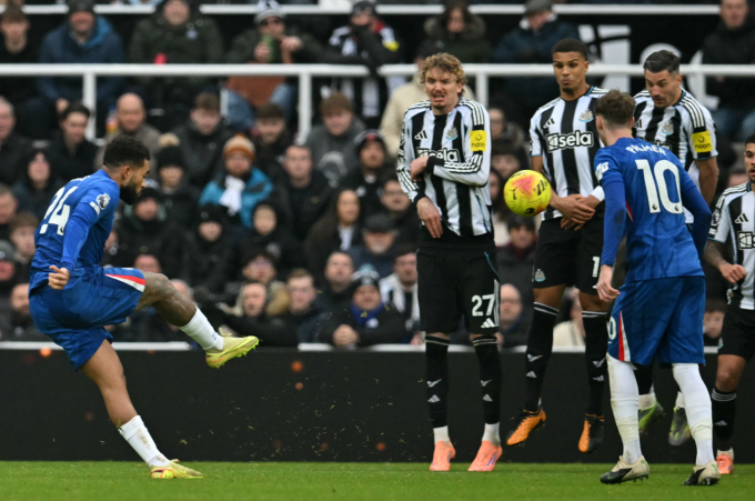Reece James lập siêu phẩm đá phạt rút ngắn tỷ số xuống 1-2. Ảnh: AFP
