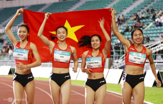 Tổ chạy tiếp sức 4x400m nữ giành HC vàng SEA Games 33. Ảnh: Đức Đồng
