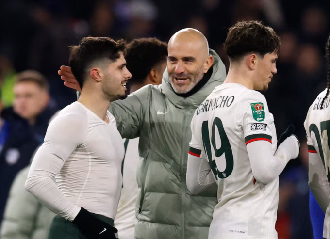 HLV Enzo Maresca chia vui với các cầu thủ Chelsea sau trận thắng Cardiff City 3-1 ở tứ kết Cup Liên đoàn ngày 16/12/2025. Ảnh: Reuters