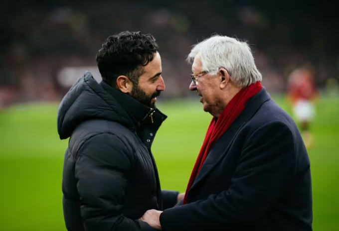 HLV Ruben Amorim (trái) trò chuyện với Alex Ferguson trước trận Man Utd gặp Brighton trên sân Old Trafford, Manchester, Anh ngày 19/1/2025. Ảnh: Man Utd