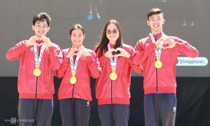 Từ trái sang: Mai Trần Tuấn Anh, Võ Thị Mỹ Tiên, Nguyễn Khả Nhi và Nguyễn Huy Hoàng mừng HC vàng bơi marathon tiếp sức hỗn hợp 4x1.500m SEA Games 33 tại Chonburi, Thái Lan sáng 20/12/2025. Ảnh: Thành Đỗ