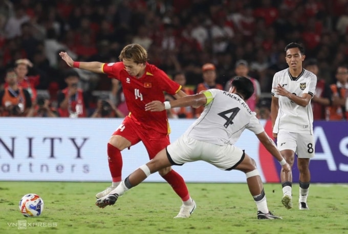 Tiền vệ Viktor Lê đi bóng qua đội trưởng Indonesia Kadek Arel trong trận chung kết giải U23 Đông Nam Á ngày 29/7. Ảnh:Hiếu Lương