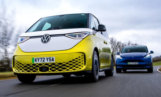 Volkswagen ID. Buzz và Tesla Model Y - hai xe điện bán chạy hàng đầu ở Na Uy. Ảnh: AutoExpress