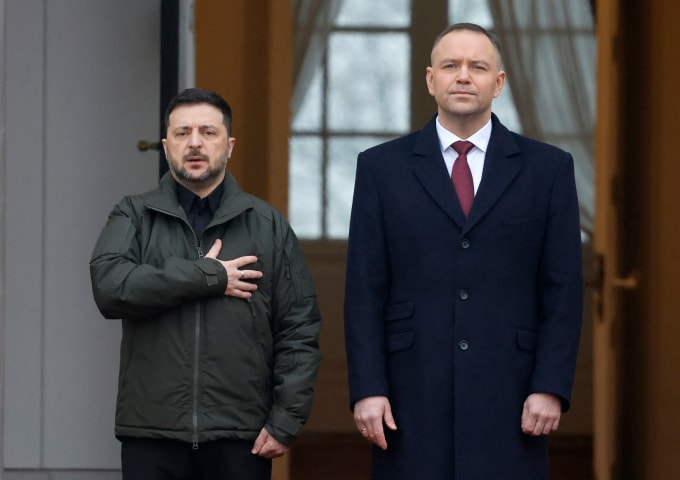 Tổng thống Ba Lan Karol Nawrocki (phải) và Tổng thống Ukraine Volodymyr Zelensky tại Warsaw ngày 19/12. Ảnh: AFP