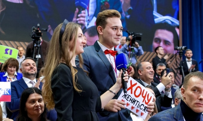 Phóng viên Bazhanov (nơ đỏ) trong cuộc họp báo của ông Putin hôm 19/12. Ảnh: AFP