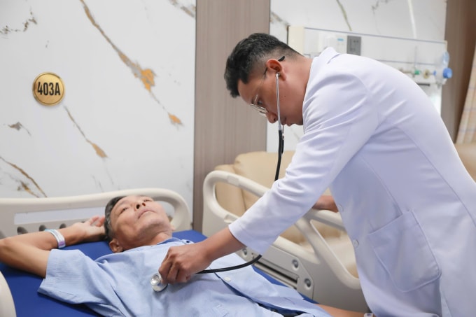 Bác sĩ thăm khám cho bệnh nhân sau khi lấy hai ống thông. Ảnh: Bệnh viện cung cấp