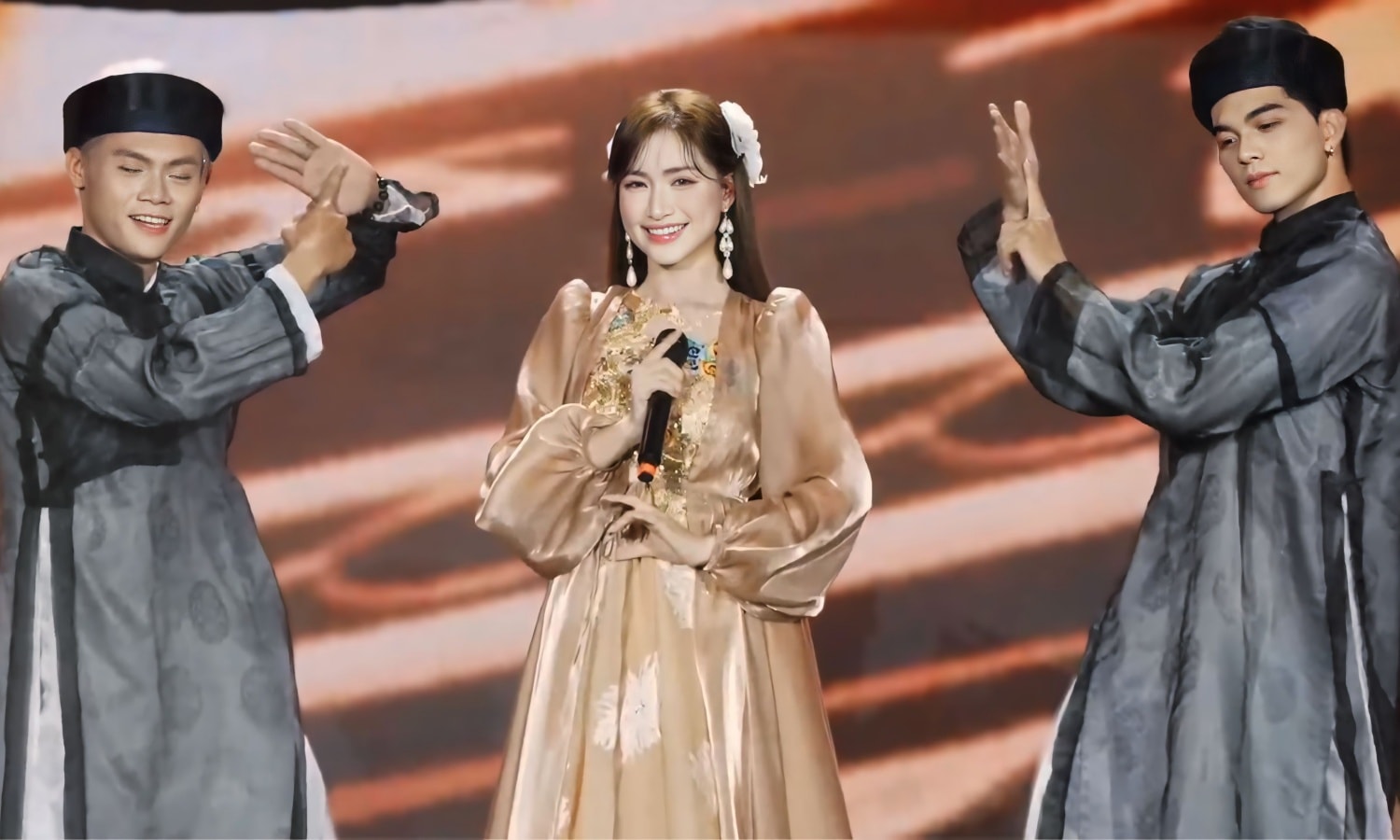 Hòa Minzy khuấy động phố đi bộ với hit 'Bắc Bling'