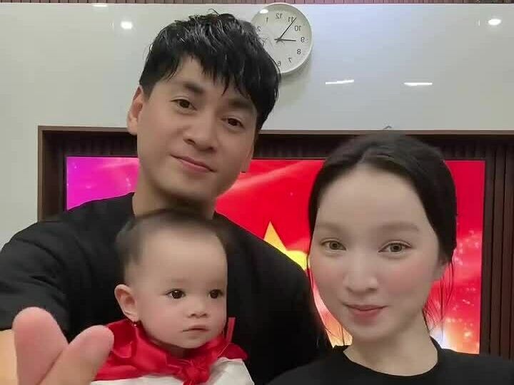 Vợ chồng Ngọc Thuận cùng con gái hưởng ứng 