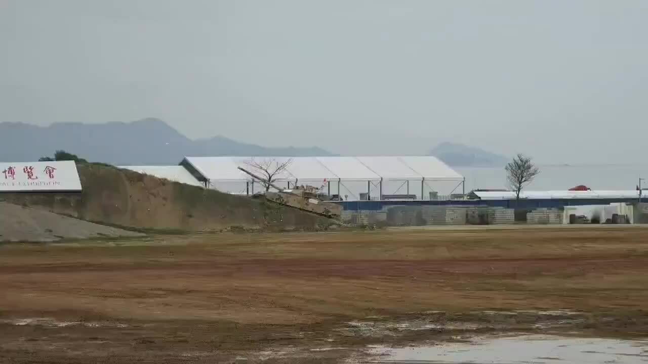 Xe tăng VT-4 gặp sự cố khi trình diễn