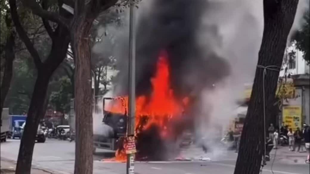 Xe tải bốc cháy ngùn ngụt trên phố ở Hà Nội