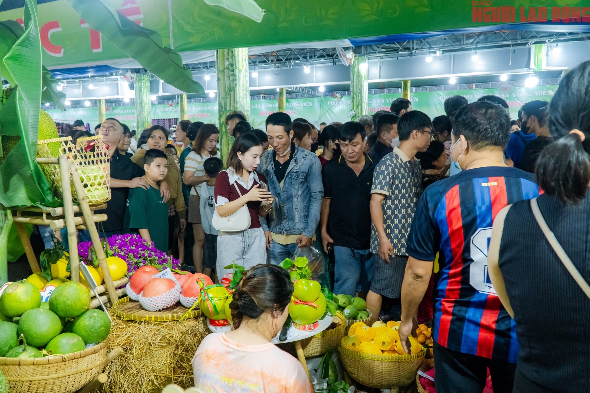 VIDEO: Bưởi tiến vua, na mùi sầu riêng, chuối bàn tay Phật giá dưới 1 triệu “đổ bộ” TPHCM dịp Tết 2026 - Ảnh 16.