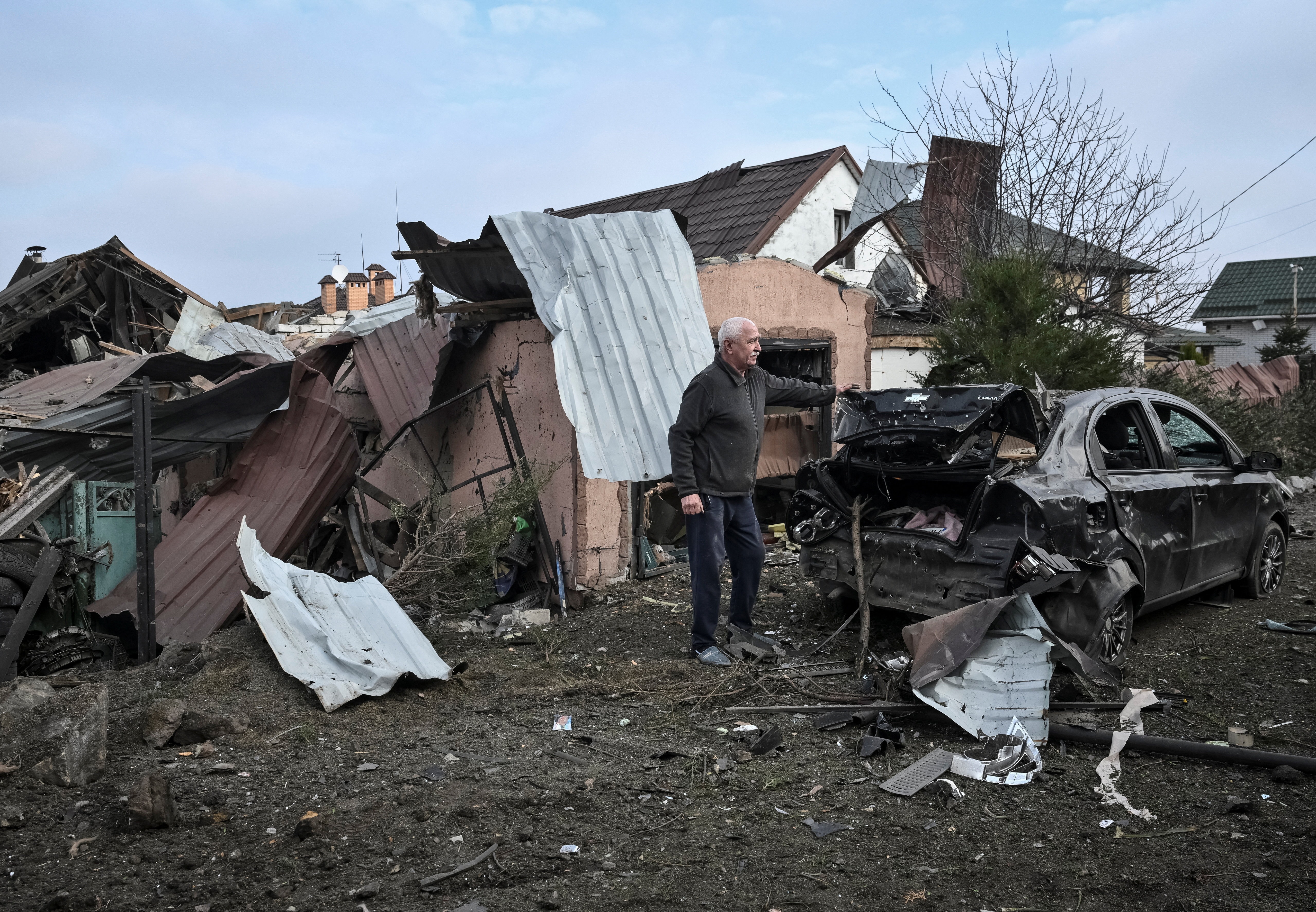 Hiện trường nhà ở, ô tô trúng đòn không kích, trong bối cảnh các cuộc tấn công của Nga nhằm vào Zaporizhzhia, Ukraine ngày 19/12/2025. (Ảnh: REUTERS/Stringer)