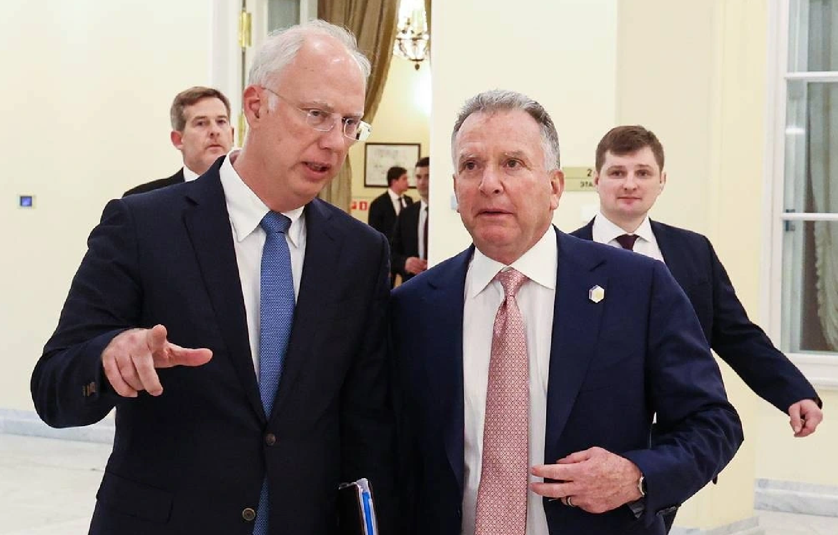 Đặc phái viên của Tổng thống Nga Kirill Dmitriev (trái) và Đặc phái viên của Tổng thống Mỹ Steven Witkoff. (Ảnh: Tass)