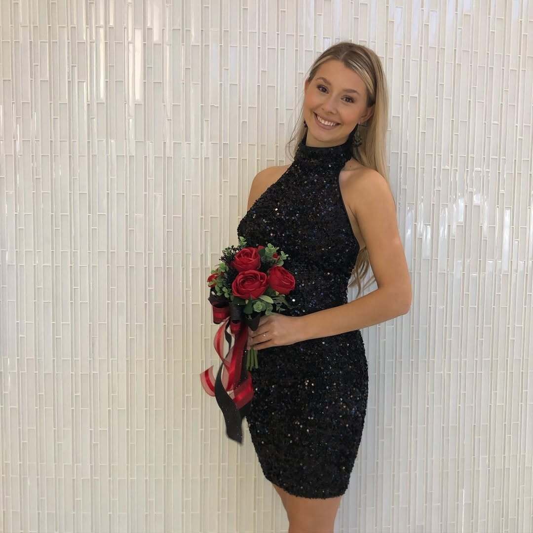 Trên mạng xã hội, cô thường xuất hiện trong những bộ trang phục tối giản, ôm dáng, tôn vòng eo săn chắc và làn da khỏe mạnh, toát lên vẻ đẹp tự tin, năng động đúng tinh thần phụ nữ Mỹ.