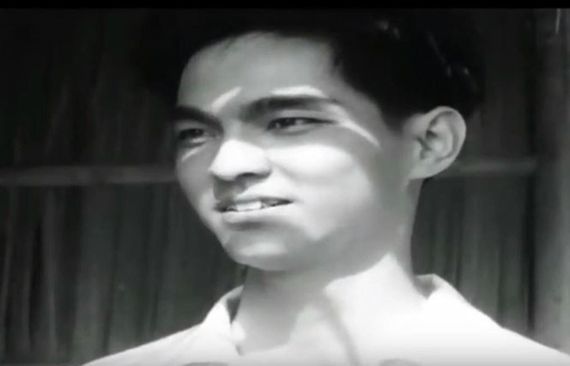 NSND Thế Anh sở hữu ngoại hình điển trai, nụ cười duyên dáng.