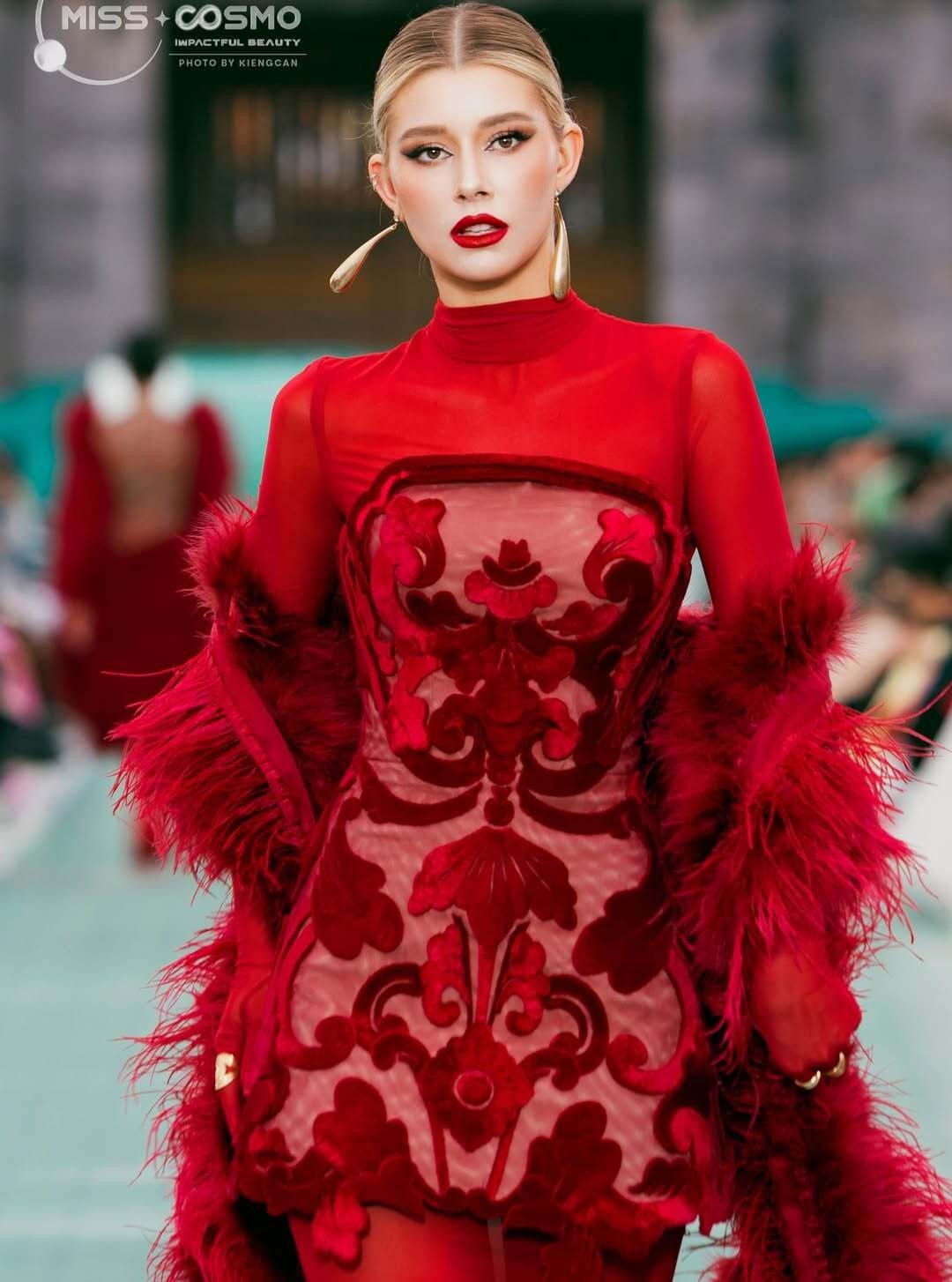 Yolina Lindquist là gương mặt nổi bật ngay từ những ngày đầu cuộc thi và được nhiều chuyên trang sắc đẹp quốc tế dự đoán sẽ đăng quang trước thềm chung kết.