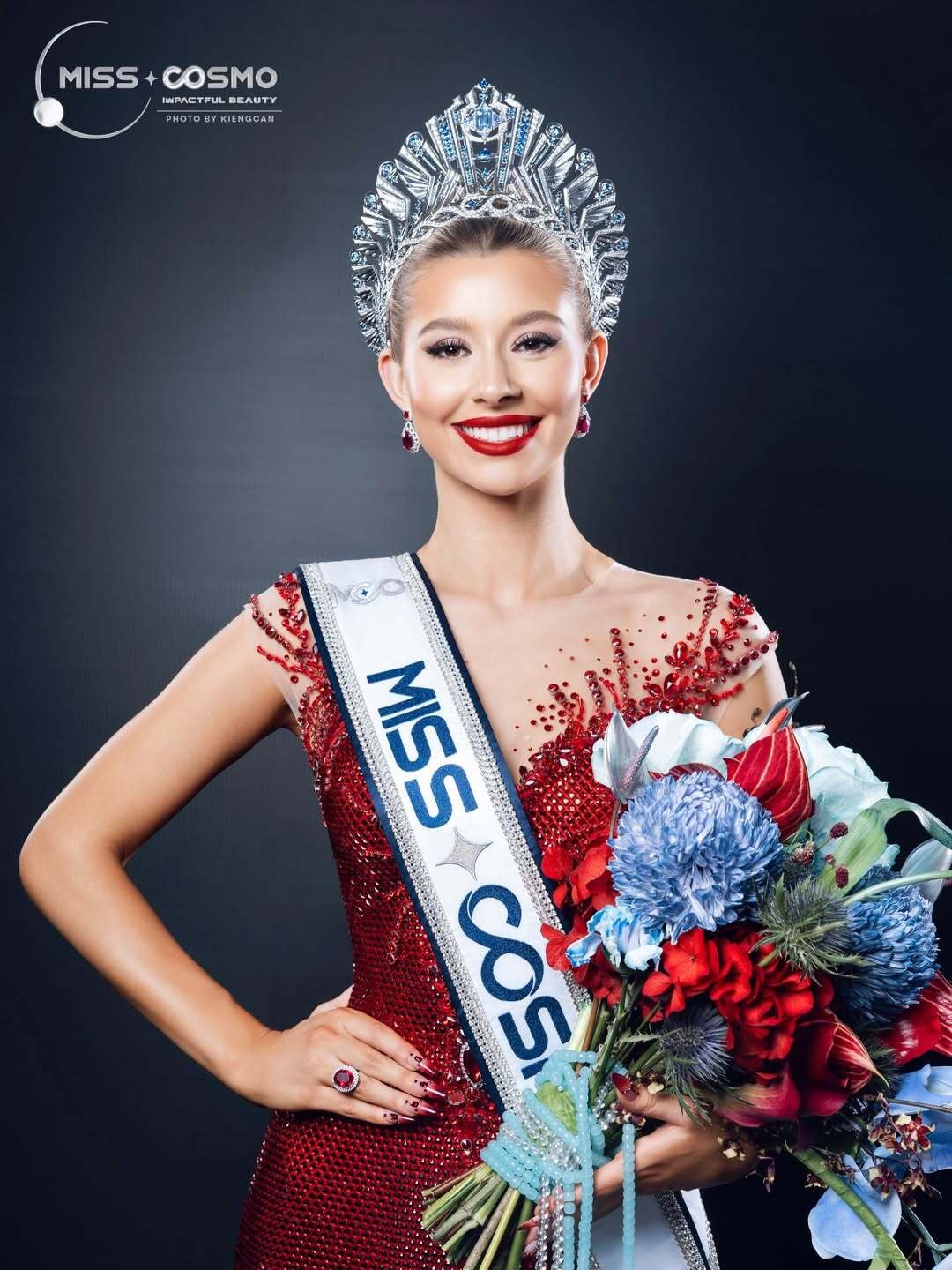 Người đẹp Mỹ Yolina Lindquist vượt 70 thí sinh giành vương miện Miss Cosmo 2025 vào tối 20/12. Cô là người đẹp thứ hai đăng quang Miss Cosmo sau đại diện Indonesia Ketut Permata Juliastrid.