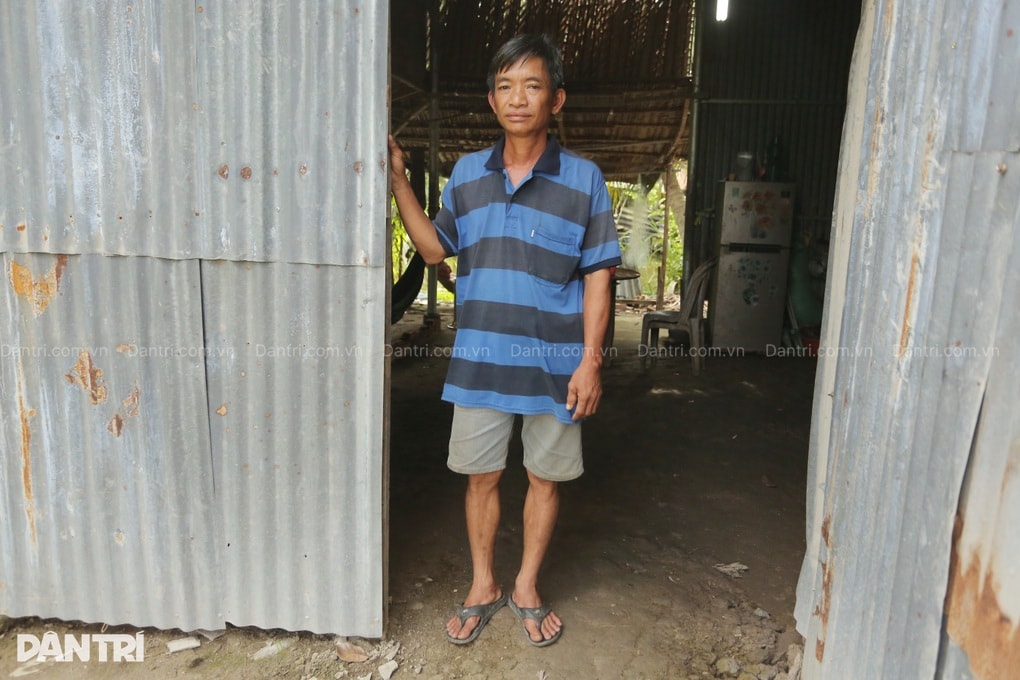 Không vợ con bên cạnh, người đàn ông nghèo run rẩy trong căn nhà sắp sập - 1