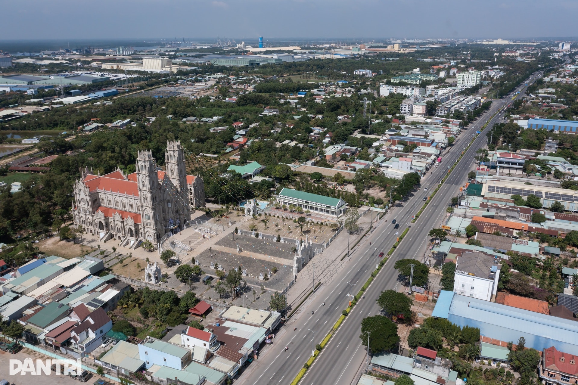 Ngắm nhà thờ kiến trúc châu Âu rực sáng mùa Giáng sinh ở TPHCM - 14