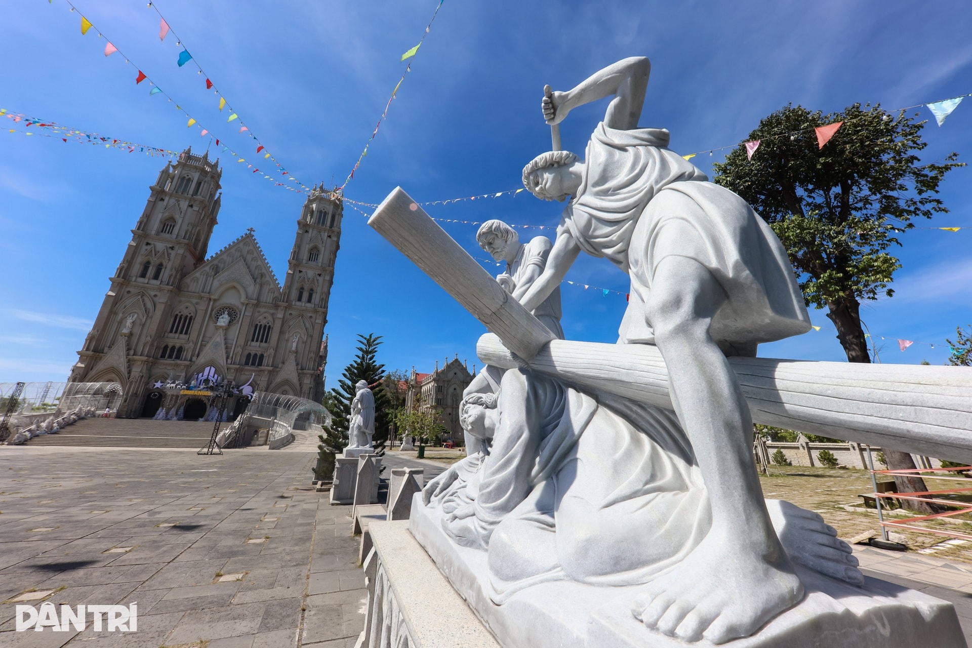 Ngắm nhà thờ kiến trúc châu Âu rực sáng mùa Giáng sinh ở TPHCM - 11