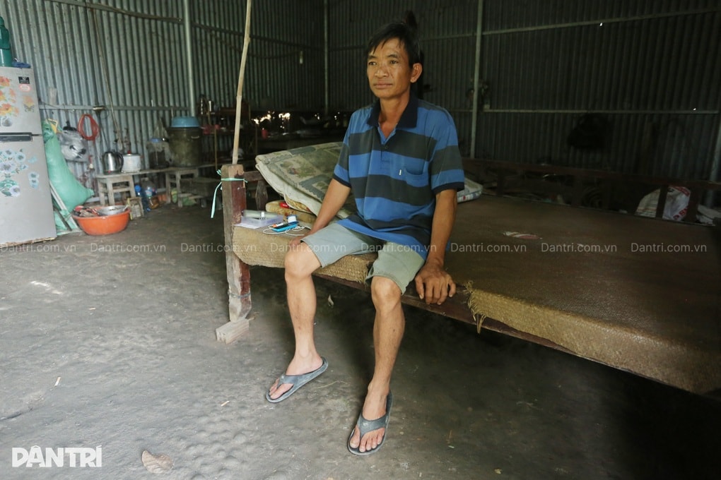 Không vợ con bên cạnh, người đàn ông nghèo run rẩy trong căn nhà sắp sập - 2