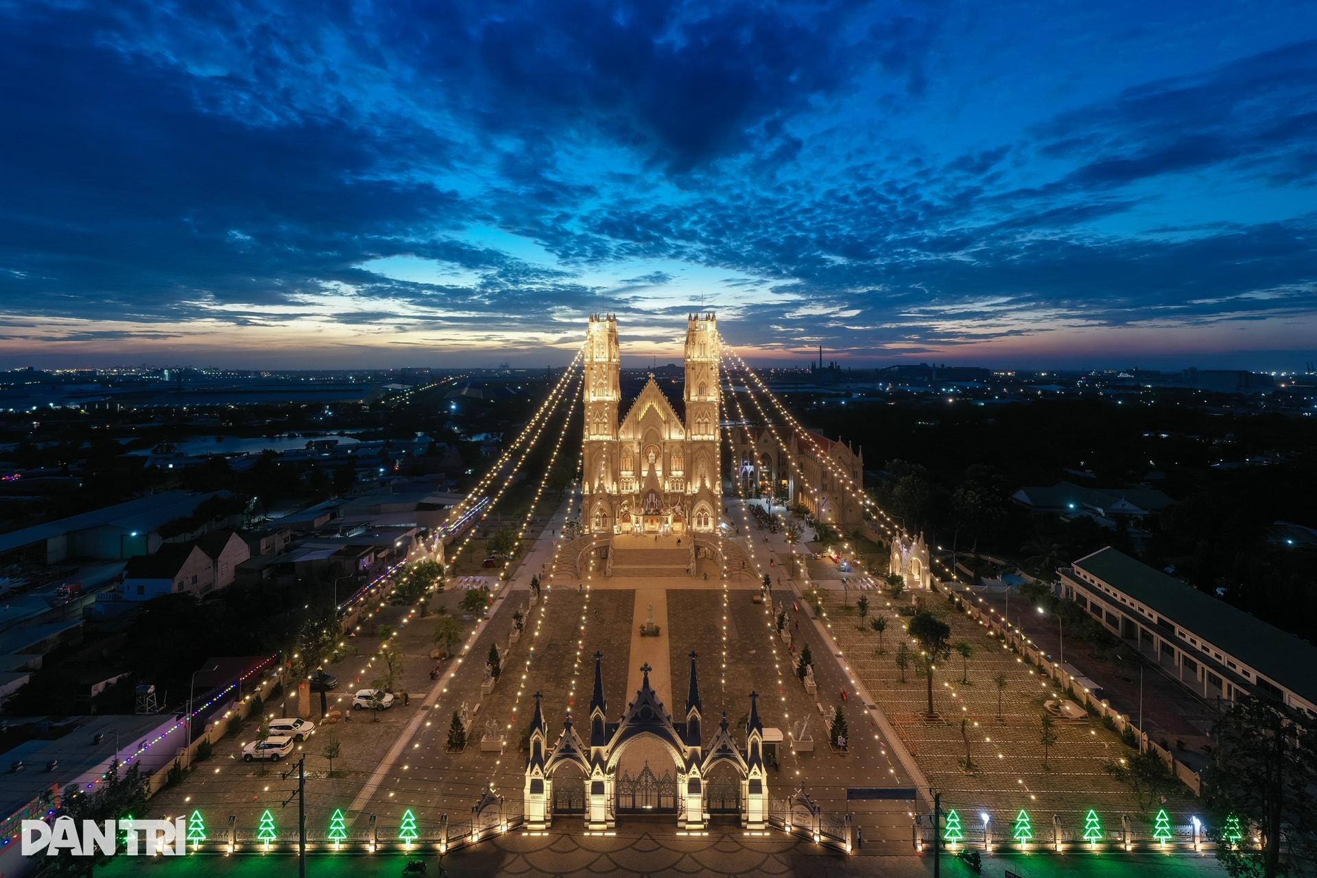 Ngắm nhà thờ kiến trúc châu Âu rực sáng mùa Giáng sinh ở TPHCM - 1