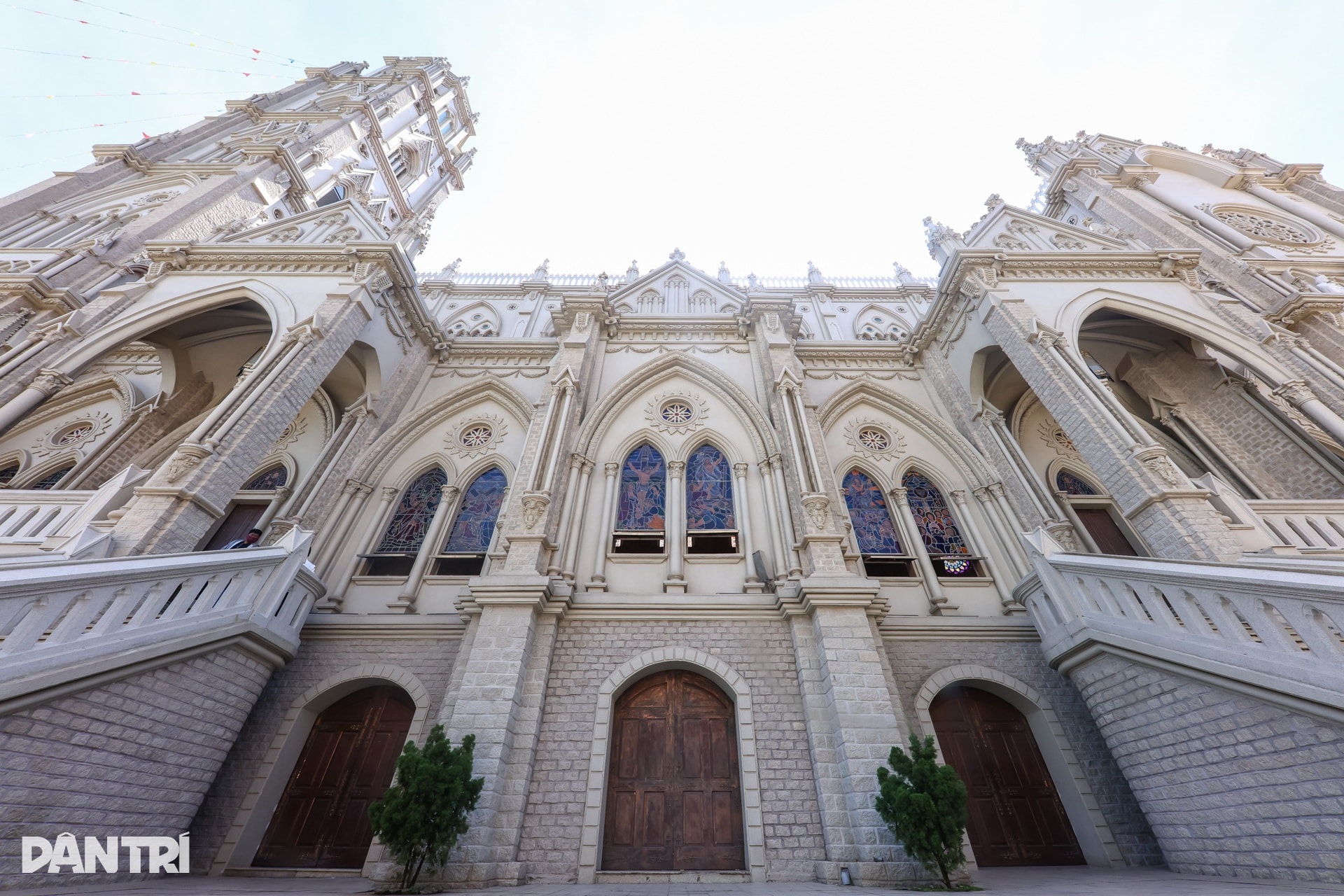 Ngắm nhà thờ kiến trúc châu Âu rực sáng mùa Giáng sinh ở TPHCM - 9