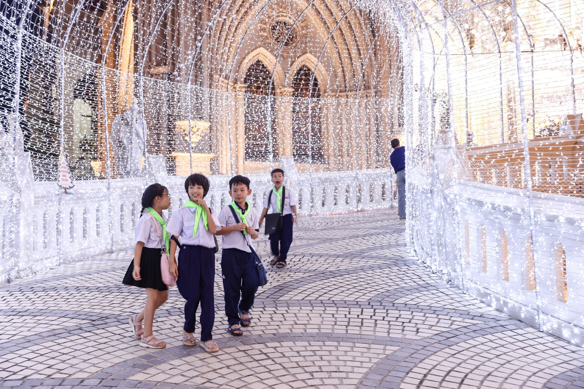 Ngắm nhà thờ kiến trúc châu Âu rực sáng mùa Giáng sinh ở TPHCM - 5