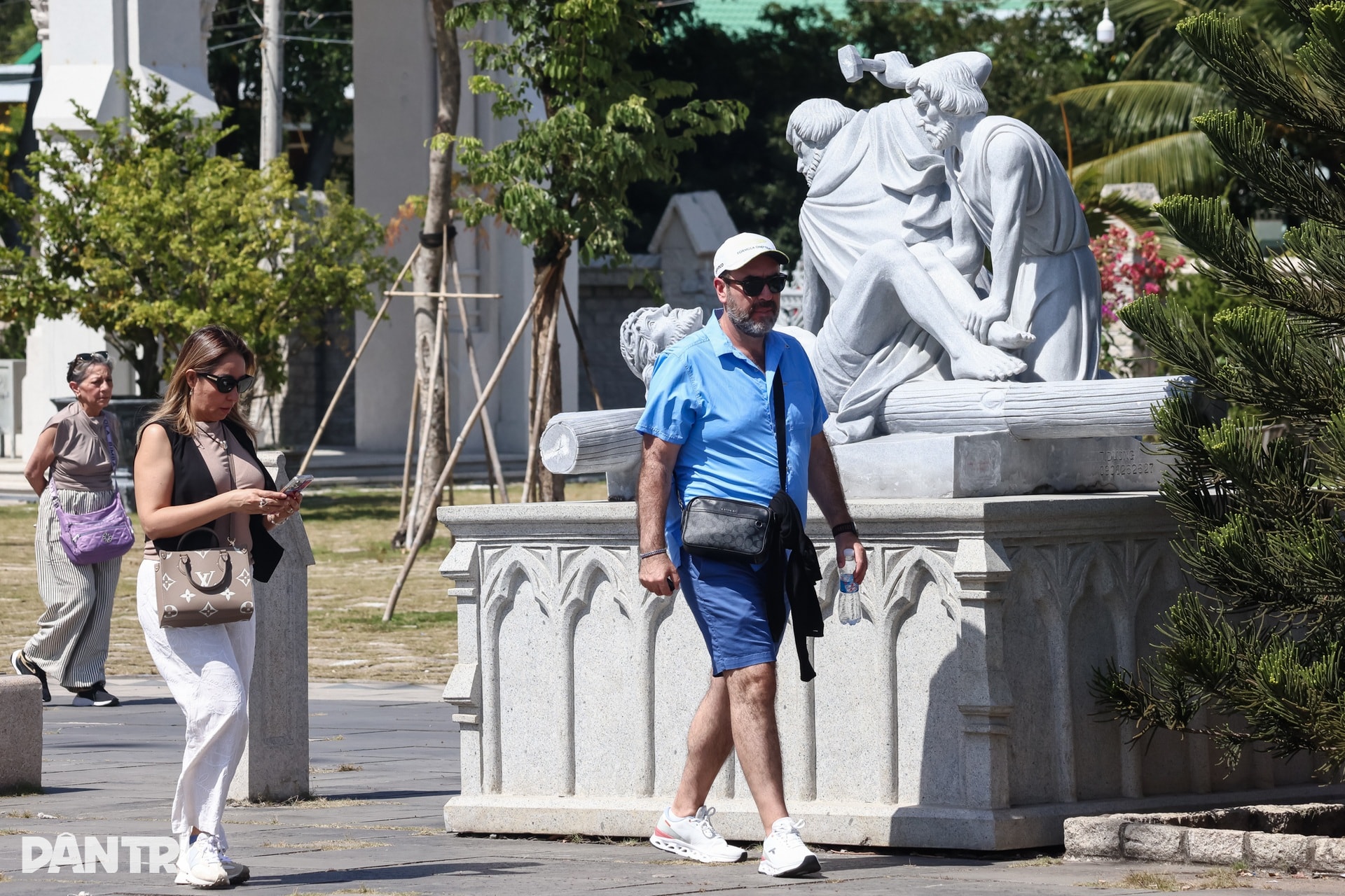 Ngắm nhà thờ kiến trúc châu Âu rực sáng mùa Giáng sinh ở TPHCM - 13