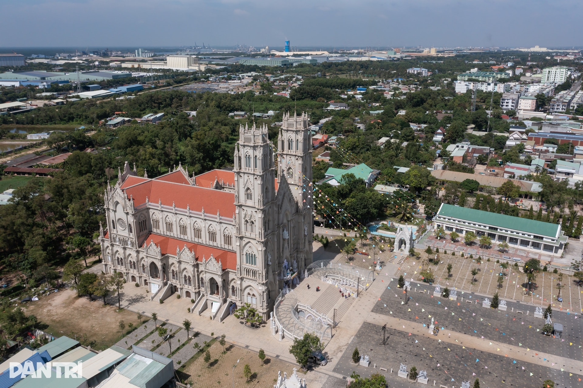 Ngắm nhà thờ kiến trúc châu Âu rực sáng mùa Giáng sinh ở TPHCM - 7