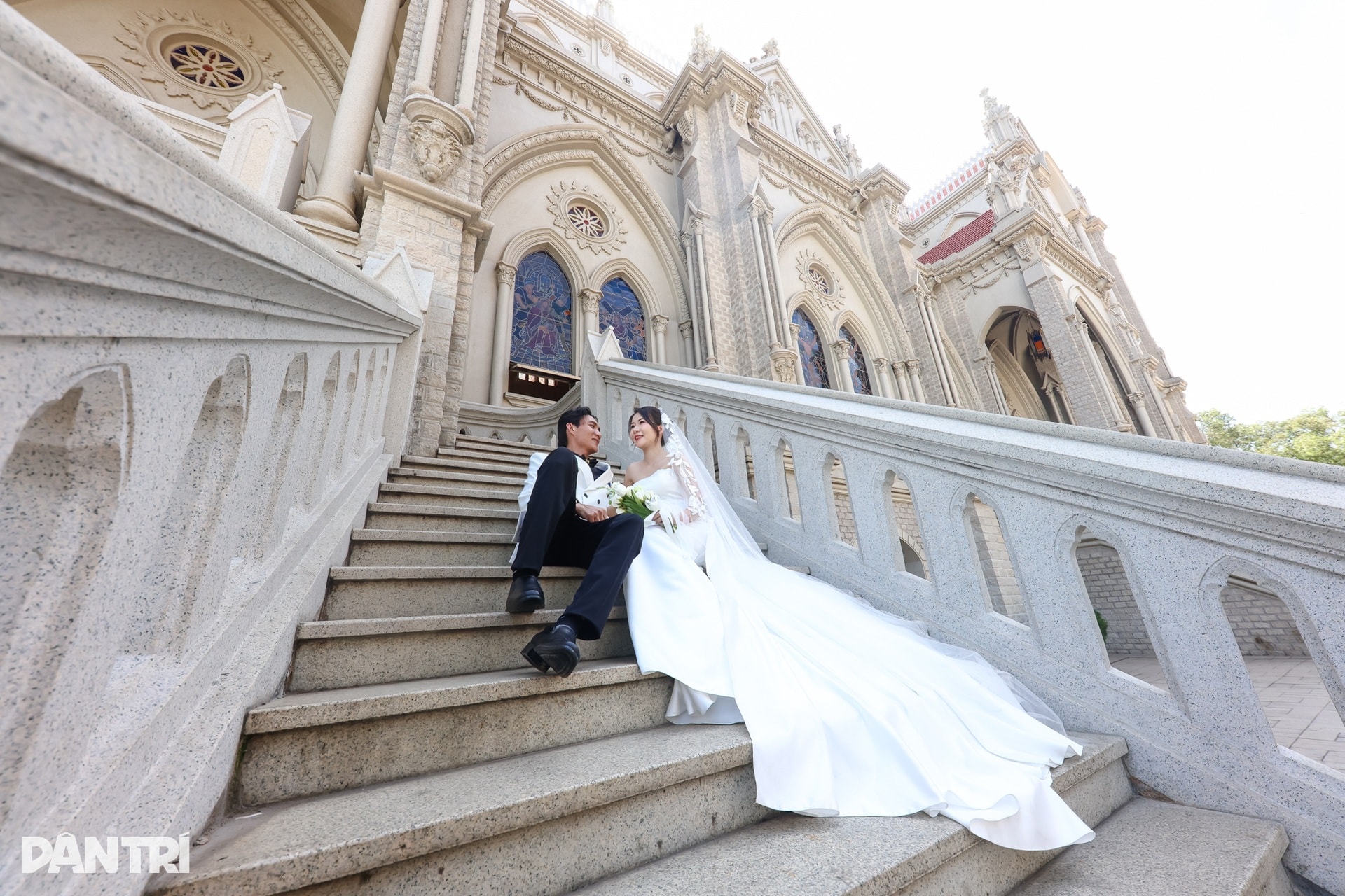 Ngắm nhà thờ kiến trúc châu Âu rực sáng mùa Giáng sinh ở TPHCM - 12