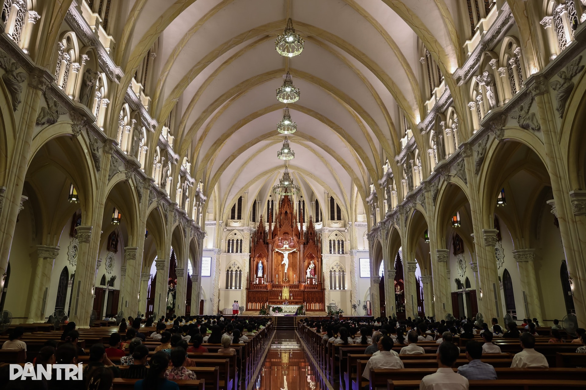 Ngắm nhà thờ kiến trúc châu Âu rực sáng mùa Giáng sinh ở TPHCM - 3