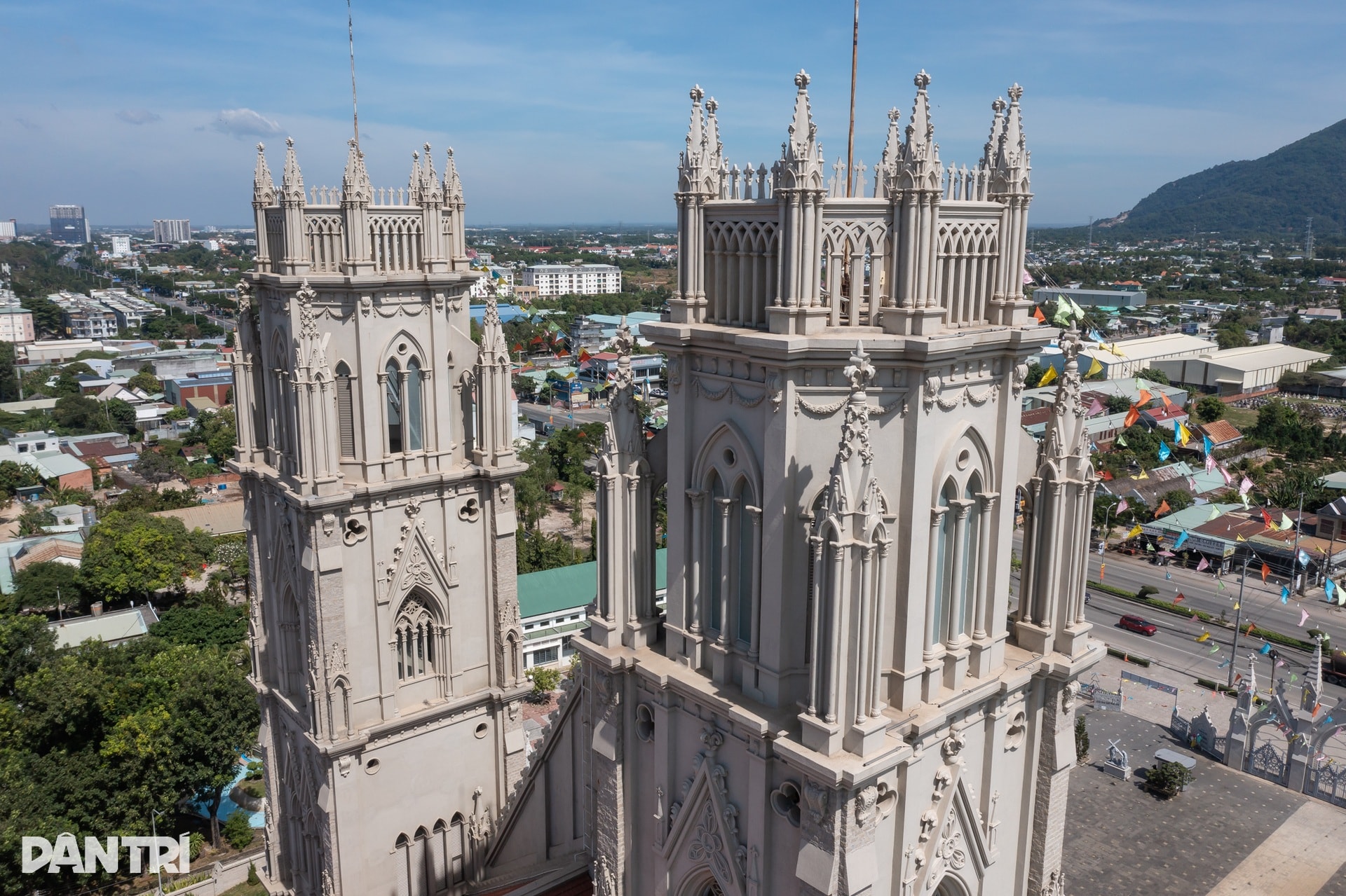 Ngắm nhà thờ kiến trúc châu Âu rực sáng mùa Giáng sinh ở TPHCM - 8