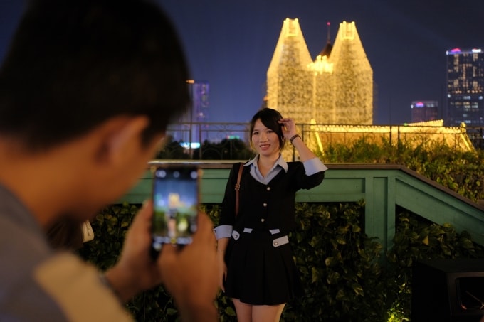 Chị Hà chọn được một góc vắng người hiếm hoi sau khi nhà thờ lên đèn được 15 phút.