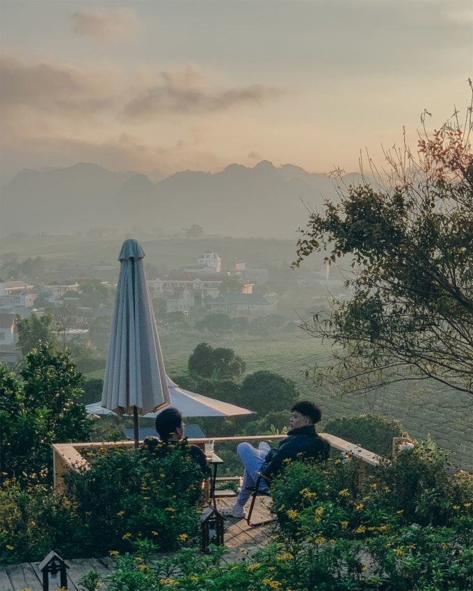 Hoàng hôn từ tiệm cà phê Cánh Cam, Mộc Châu. Ảnh: Quán cà phê