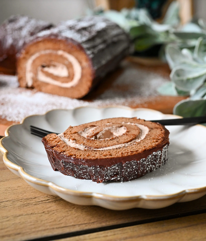 Bánh khúc cây được cắt thành từng miếng nhỏ, chia cho các thành viên trong gia đình. Ảnh: Simplyleb