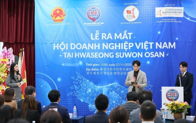 Chị Nguyễn Thị Bảy (bìa trái) phiên dịch trong một sự kiện ở tỉnh Gyeonggi-do, Hàn Quốc. Ảnh: Nhân vật cung cấp