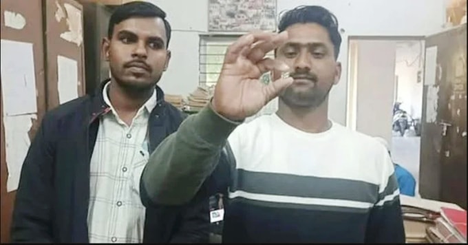 Satish Khatik (phải) cùng với Sajid Mohammed khoe viên kim cương đã tìm thấy. Ảnh: Times of India