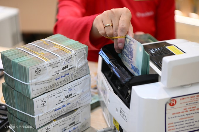 Giao dịch tại một ngân hàng thương mại. Ảnh: Giang Huy