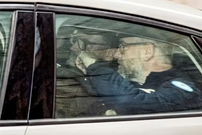 Bác sĩ gây mê người Pháp Frédéric Péchier (thứ 2 từ phải sang) được xe của cơ quan quản lý nhà tù đưa đến tòa án nghe tuyên án trong phiên xét xử tội danh cố ý đầu độc 30 bệnh nhân cả trẻ em và người lớn, khiến 12 người tử vong, tại thành phố Besançon, miền Đông nước Pháp, hôm 18/12. Ảnh: AFP