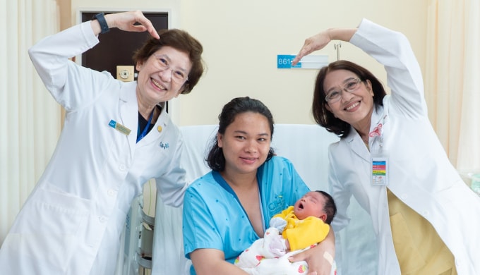 Bác sĩ chụp hình lưu niệm cùng mẹ con bệnh nhân trước khi xuất viện. Ảnh: Bệnh viện cung cấp