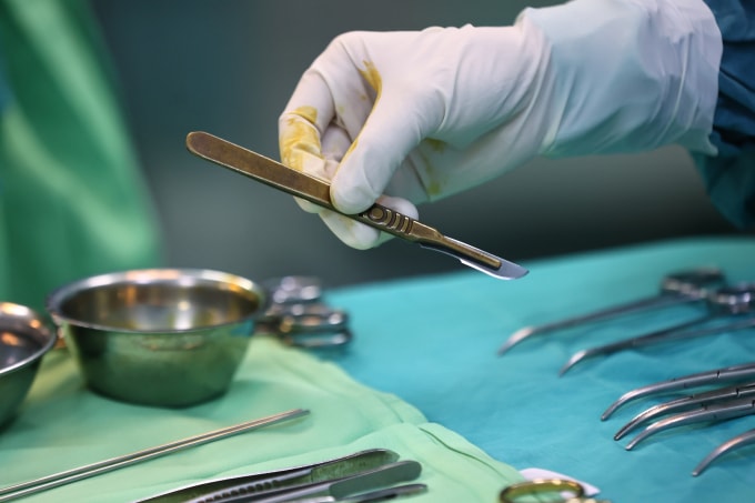 Bác sĩ trong phòng phẫu thuật tại Bệnh viện Nhi đồng 2. Ảnh: Quỳnh Trần