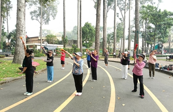 Người về hưu cùng tập thể dục buổi sáng tại một công viên ở TP HCM. Ảnh: Khánh Hòa