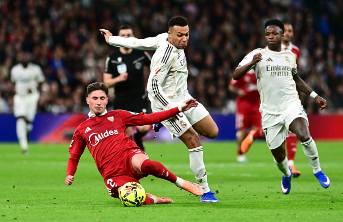 Mbappe đi bóng trong trận thắng Sevilla 2-0 ở vòng 17 La Liga trên sân Bernabeu, Madrid, Tây Ban Nha ngày 20/12/2025. Ảnh: Reuters