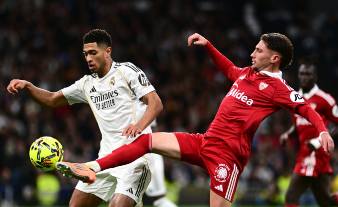 Bellingham và các đồng đội nhận những tiếng chỉ trích từ CĐV nhà dù thắng Sevilla 2-0. Ảnh: Reuters