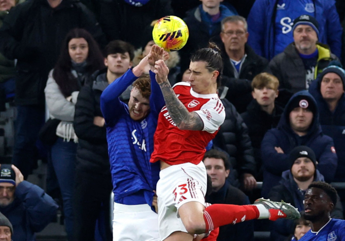 Jake O’Brien (áo xanh) để bóng chạm tay trong vòng cấm, giúp Arsenal được hưởng phạt đền...