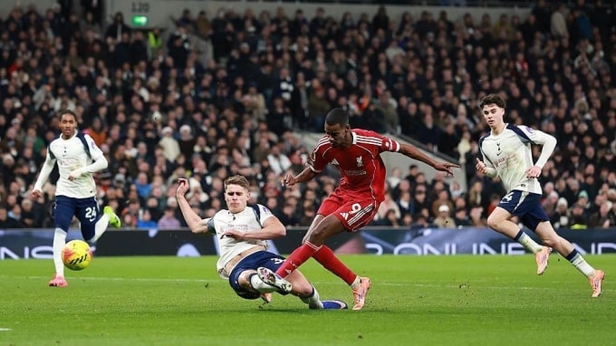 Isak (đỏ) mở tỷ số cho Liverpool,  trên sân Tottenham Hotspur, London hôm 20/12. Ảnh: Reuters